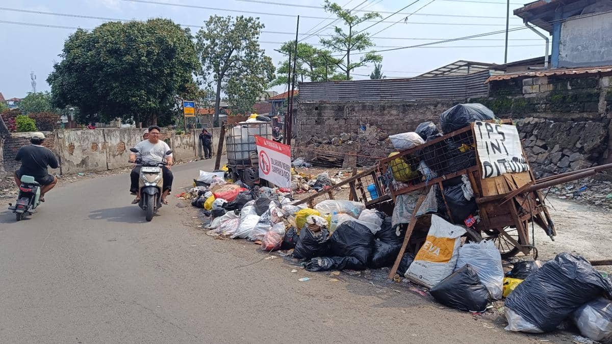 Warga Caringin Masih Buang Sampah Meski TPS Ditutup Pemkot