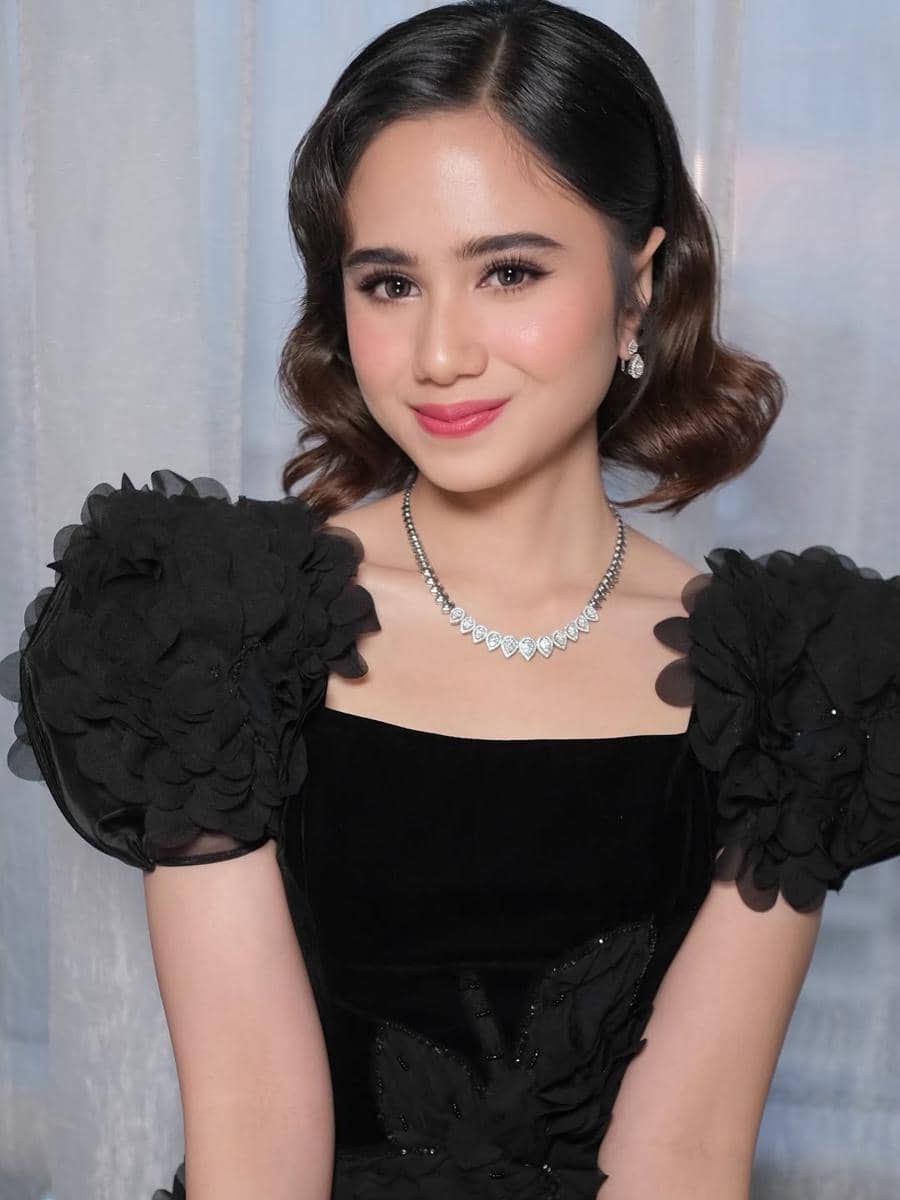 gaya Tissa Biani di pernikahan El Rumi dan Syifa