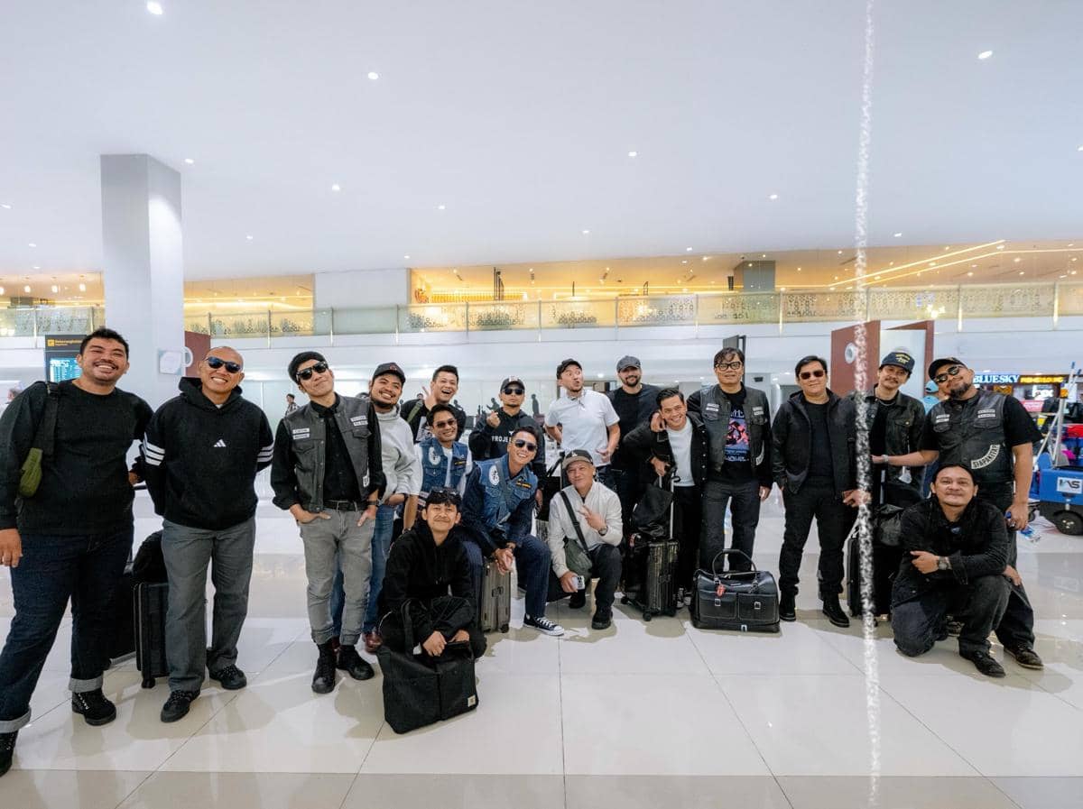 Sekelompok pria berpose bersama di area bandara sebelum melakukan touring ke Semarang, Dieng, dan Yogyakarta.