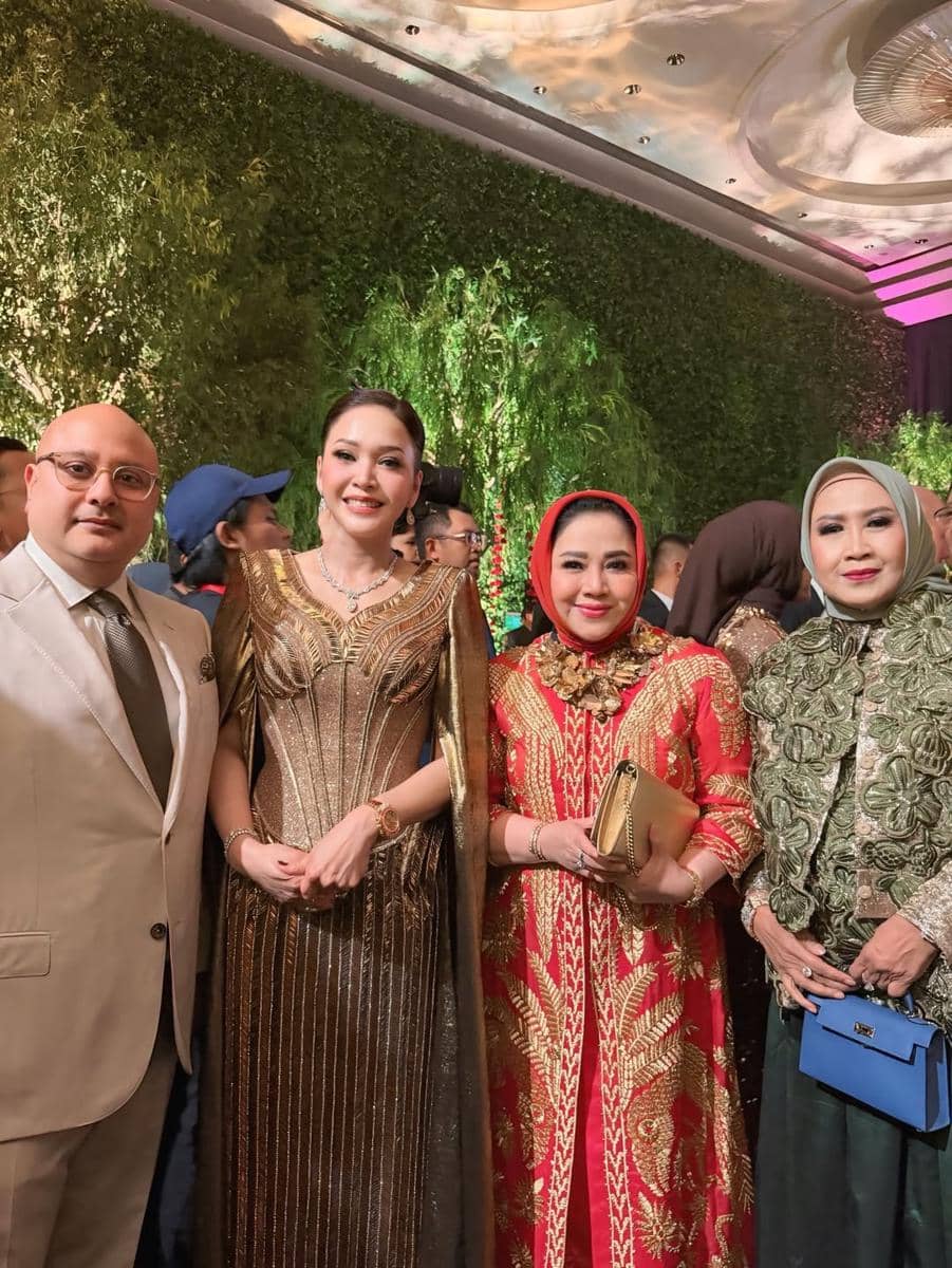 Gaya Keluarga di Resepsi Nikah Syifa Hadju-El Rumi (instagram.com/indahsda)