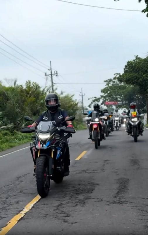 Beberapa pengendara motor besar touring di jalan pedesaan menuju Semarang, Dieng, dan Yogyakarta dengan cuaca mendung.
