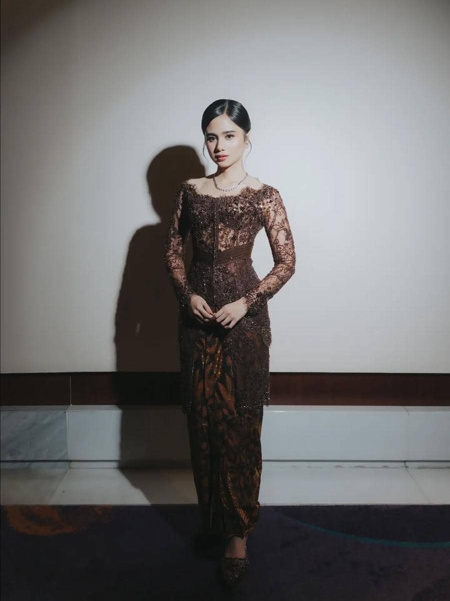 gaya Tissa Biani di pernikahan El Rumi dan Syifa