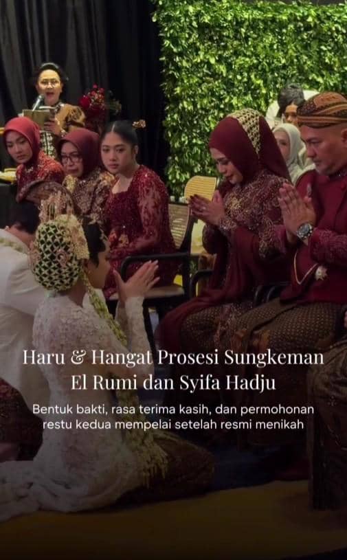 Mempelai mengenakan busana adat Jawa melakukan prosesi sungkeman kepada orang tua di acara pernikahan dengan suasana haru dan hangat.
