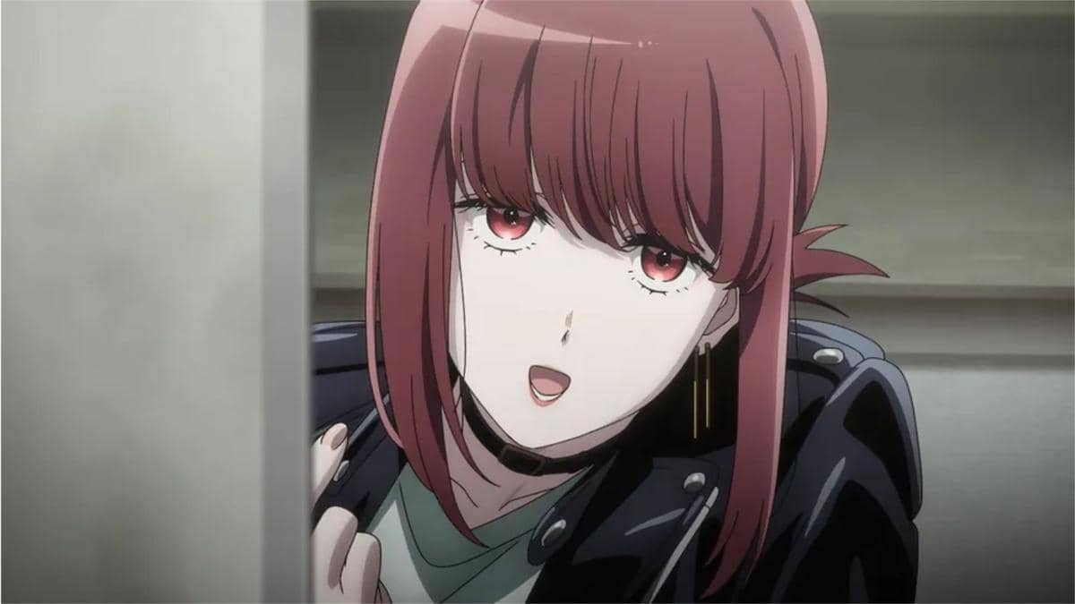 Karakter perempuan berambut merah muda mengenakan jaket kulit hitam dan anting panjang dalam adegan anime Smoking Behind the Supermarket with You.