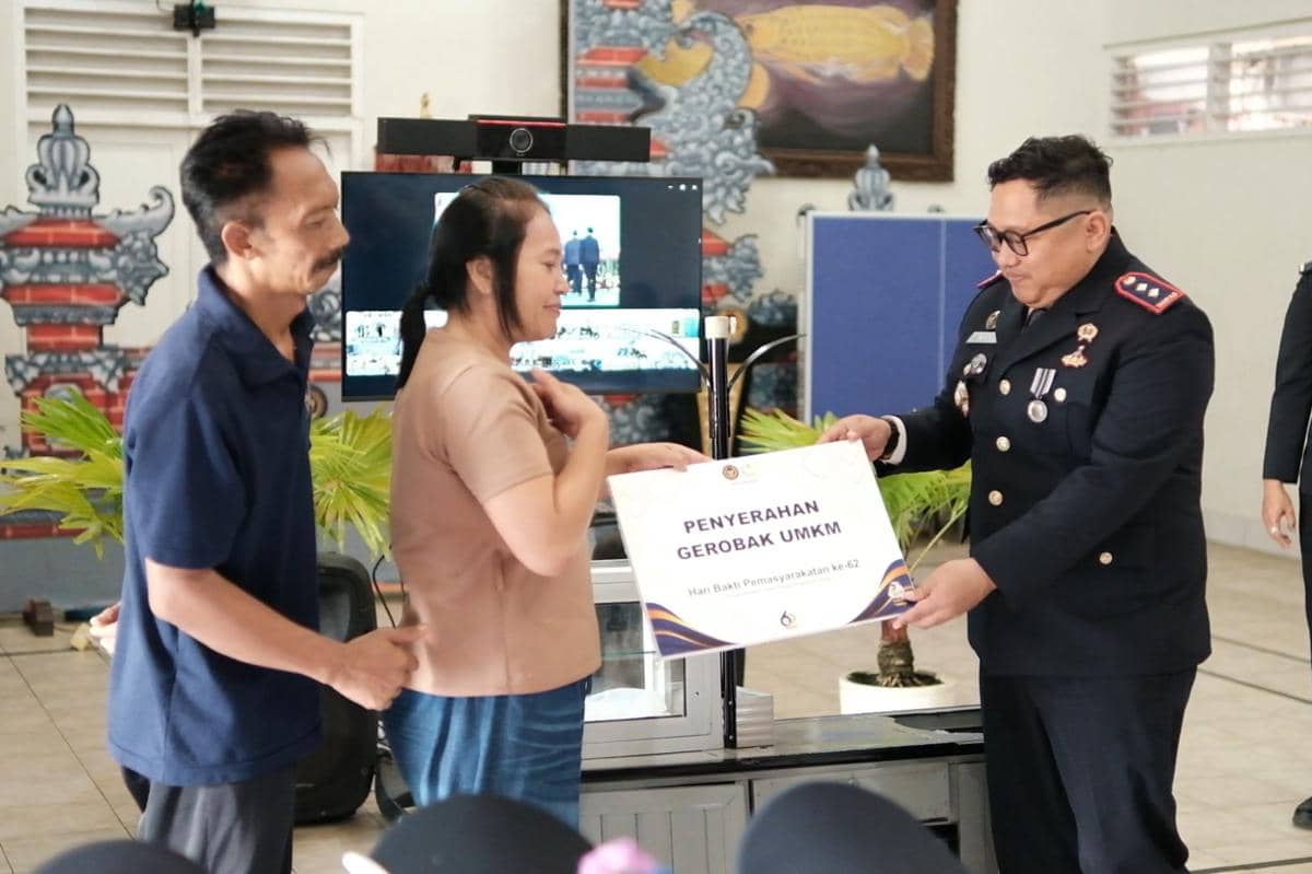 Lapas Tabanan Beri Bantuan Gerobak UMKM ke Keluarga Warga Binaan