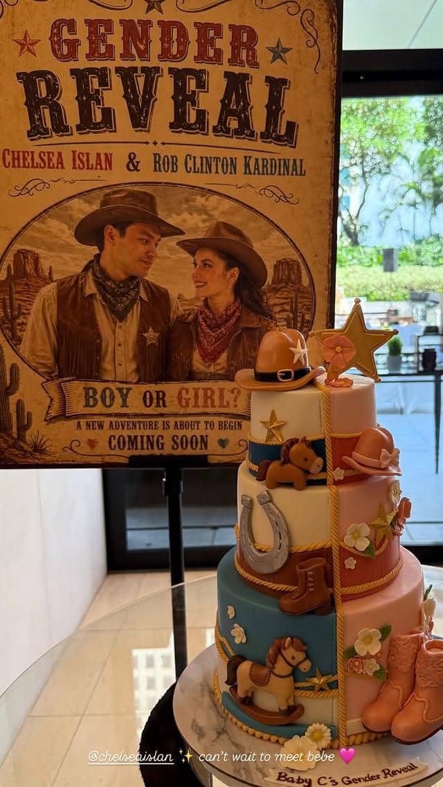 Kue bertema koboi dengan dekorasi sepatu bot, topi, dan kuda di pesta gender reveal kehamilan Chelsea Islan dan Rob Clinton Kardinal.