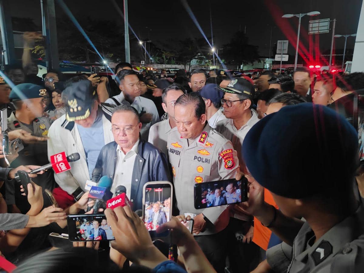 Wakil Ketua DPR RI Sufmi Dasco Ahmad saat meninjau lokasi kecelakaan CommuterLine (KRL) dengan Kereta Jarak Jauh KA Argo Bromo Anggrek di St