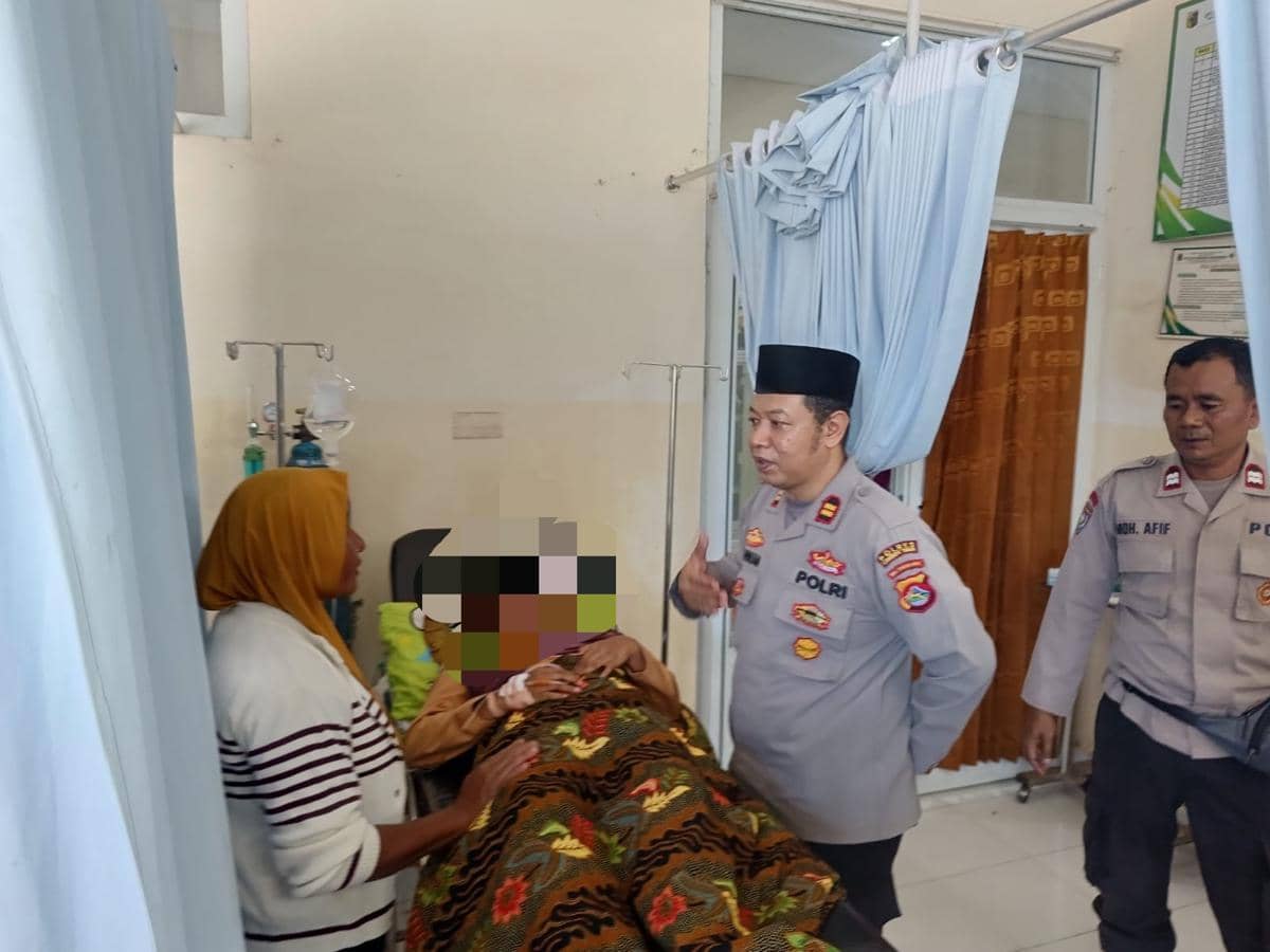 Polisi turun memantau penanganan siswa yang diduga mengalami keracunan MBG di Lombok Timur. (dok. Istimewa)