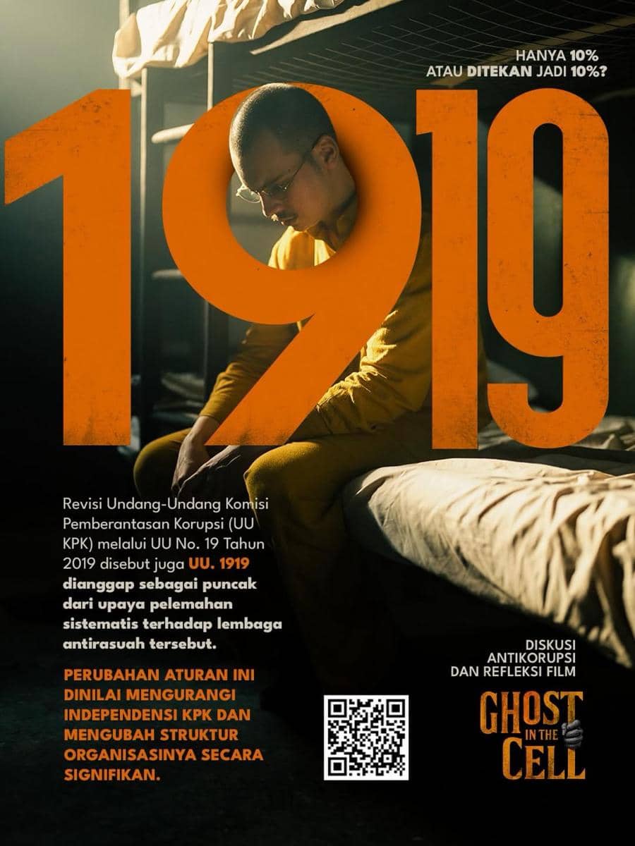 Seorang pria berkepala plontos duduk di bawah ranjang besi dengan angka besar 1919 berwarna oranye dan teks tentang revisi UU KPK di sekelilingnya.
