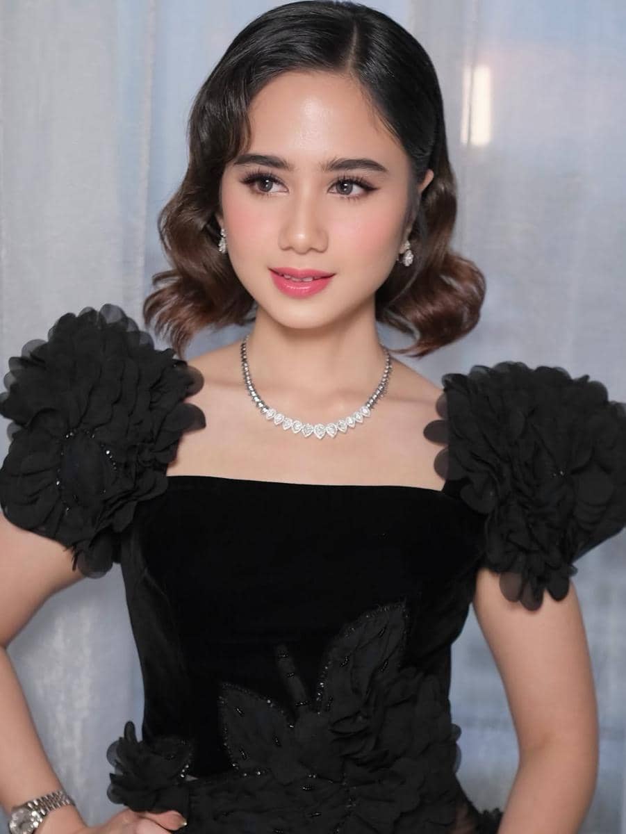 gaya Tissa Biani di pernikahan El Rumi dan Syifa