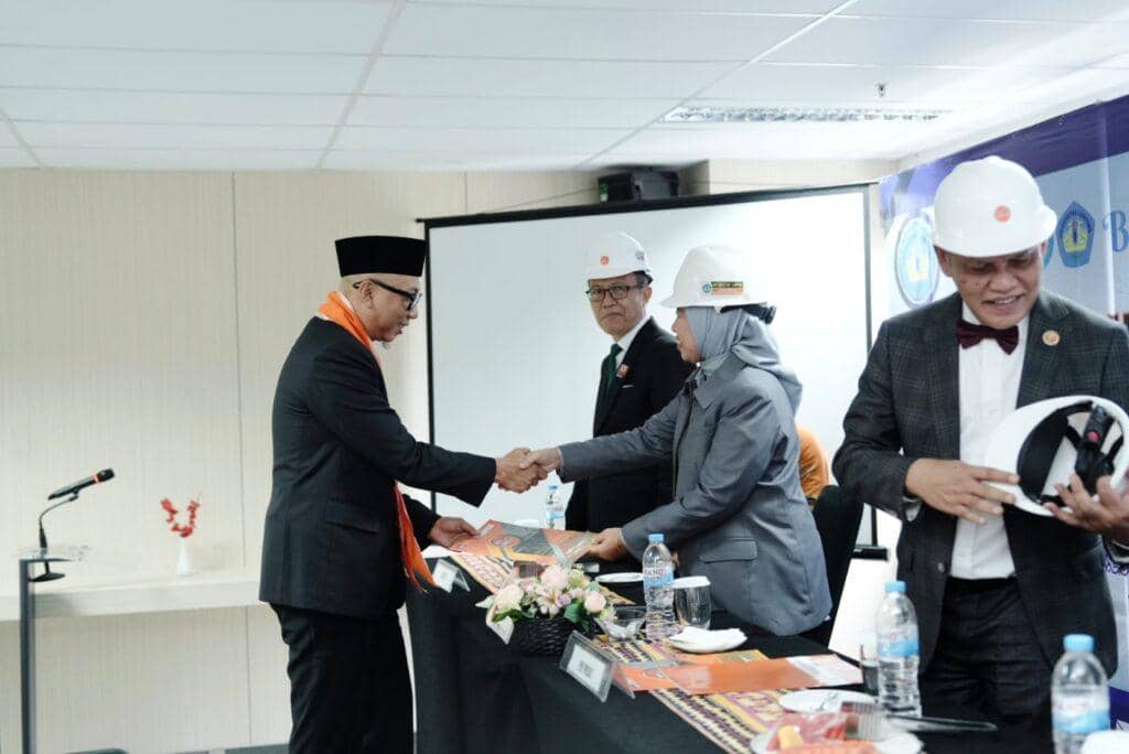 Universitas Lampung (Unila) Mengukuhkan 32 Insinyur dari Program Studi Program Profesi Insinyur (PSPPI) angkatan XV di Hotel Grand Mercure L