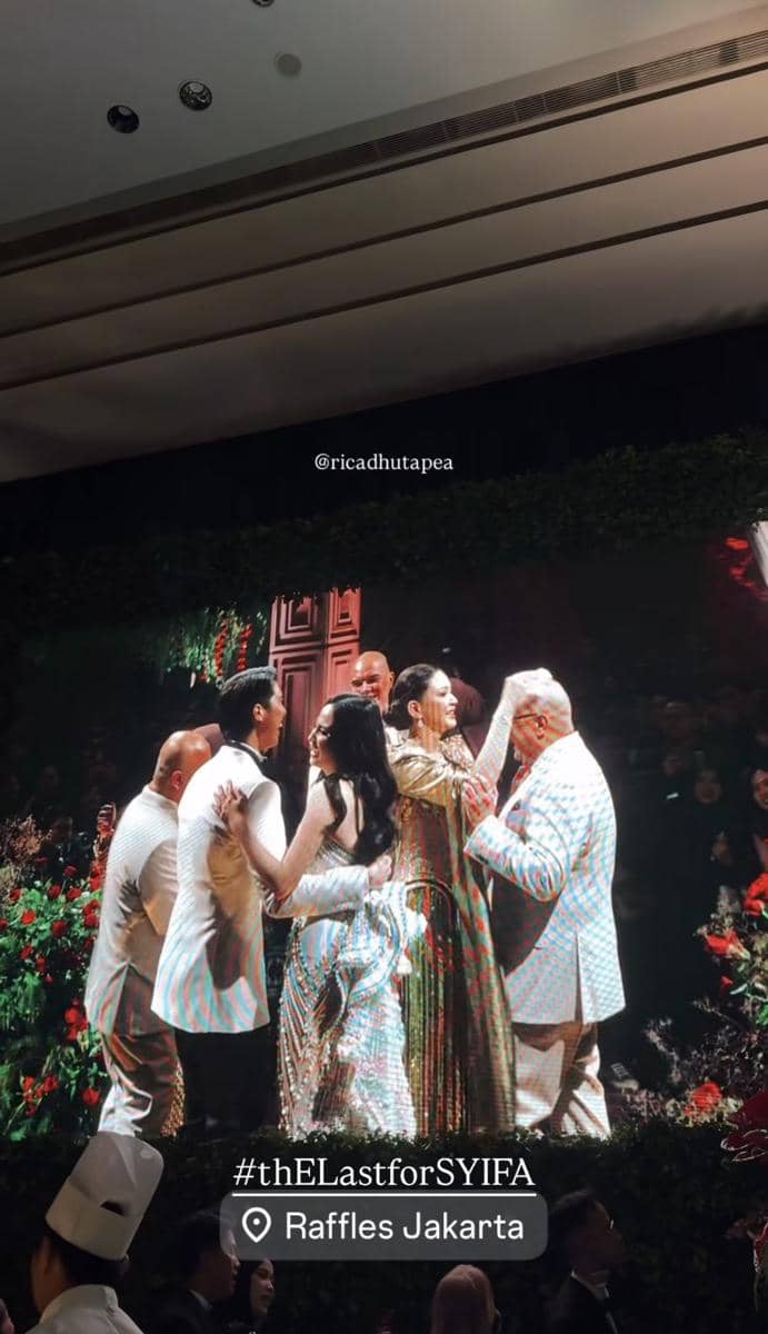 Pasangan orangtua Syifa Hadju dan El Rumi menari bersama di acara pernikahan mewah di Raffles Jakarta dengan dekorasi bunga elegan.