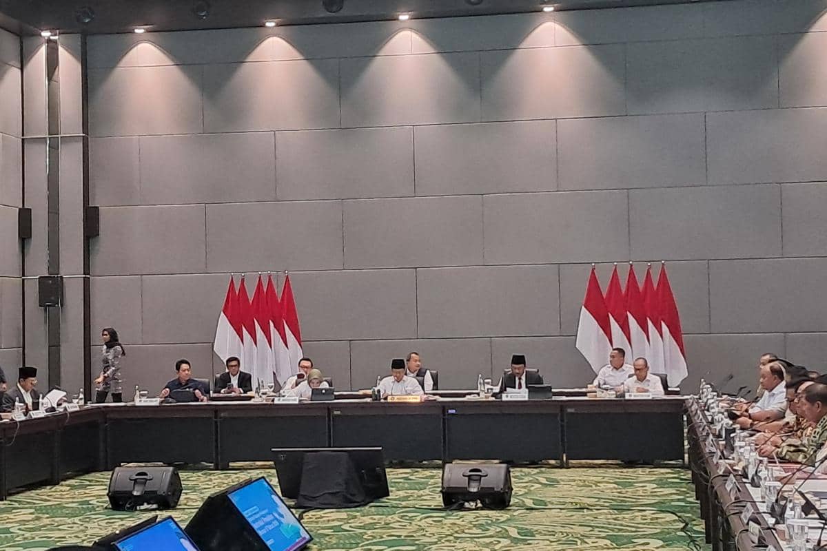 Konferensi pers usai rapat membahas pelaksanaan Instruksi Presiden Nomor 8 Tahun 2025 tentang Optimalisasi Pengentasan Kemiskinan dan Penghapusan Kemiskinan Ekstrem di Plaza Jamsostek, Senin (27/4/2026). (IDN Times/Trio Hamdani)