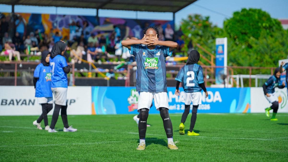 Pemain sepak bola wanita merayakan di lapangan hijau saat turnamen MLSC Samarinda Seri 2 2025-2026 dengan penonton di tribun.