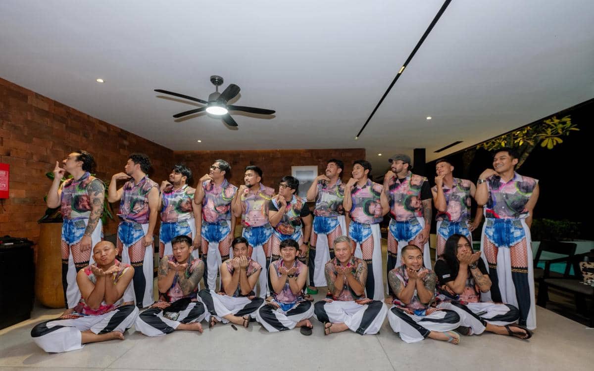 Belasan pria berpose lucu mengenakan kostum warna-warni dengan motif unik saat acara touring The Prediksi ke Semarang, Dieng, dan Yogyakarta.