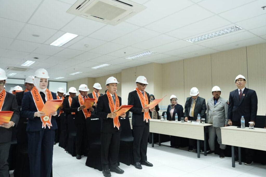 Unila Kukuhkan 32 Insinyur Baru, Gubernur Lampung jadi Lulusan Terbaik