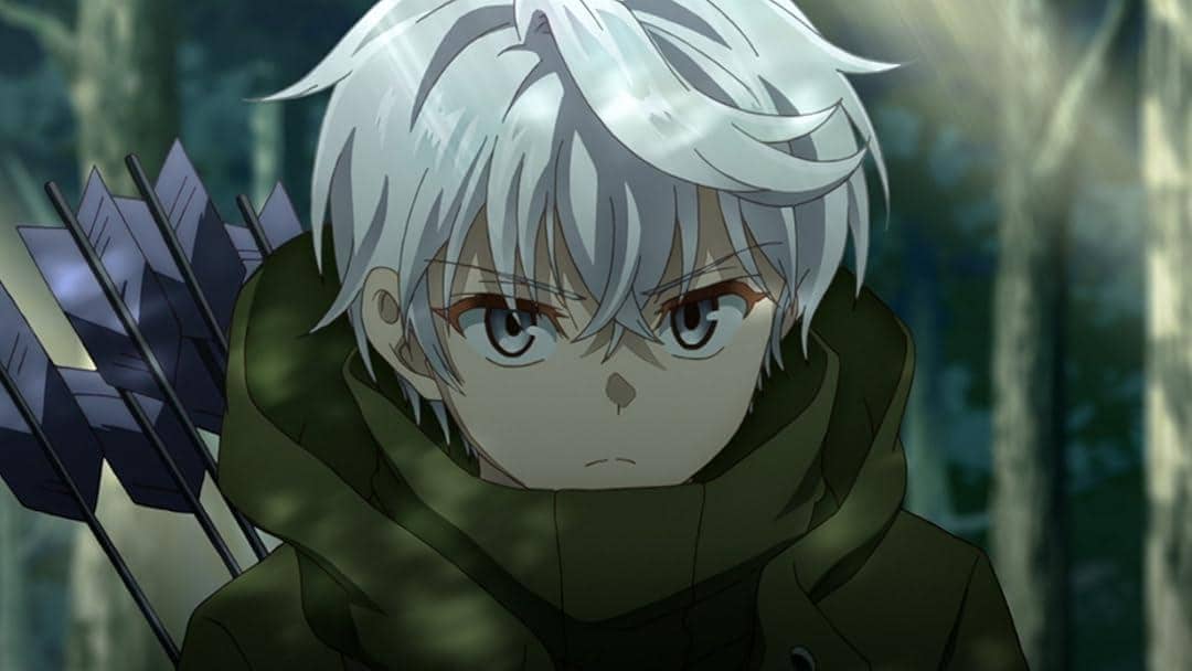 Karakter anime berambut putih dengan ekspresi serius mengenakan pakaian hijau dan membawa panah di punggung di tengah hutan.