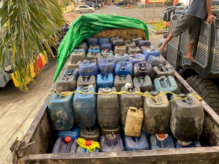 Polisi Buru Kaki Tangan Penyelundup 2,94 Ribu Liter BBM di Manggarai NTT