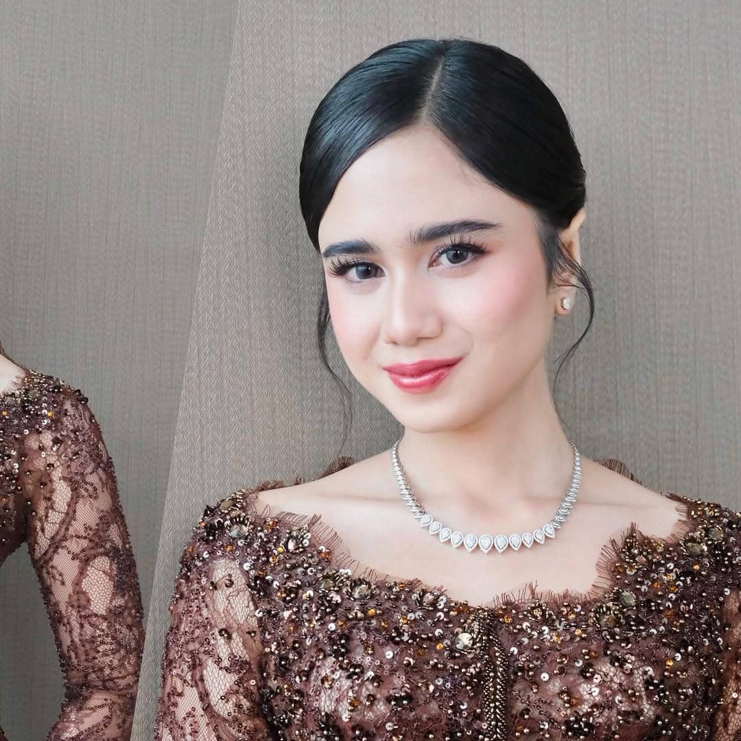 gaya Tissa Biani di pernikahan El Rumi dan Syifa