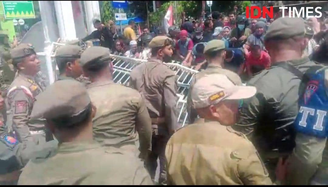 Lapak Dagangan Digusur, Pedagang Robohkan Pagar Kantor Wali Kota Binjai