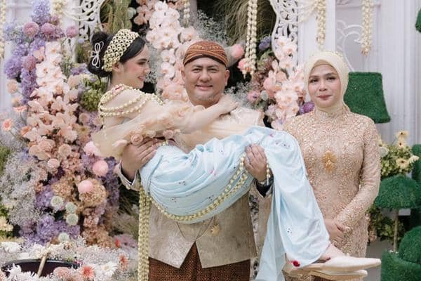 7 Potret Ayah Sambung Syifa Hadju di Rangkaian Acara Pernikahannya