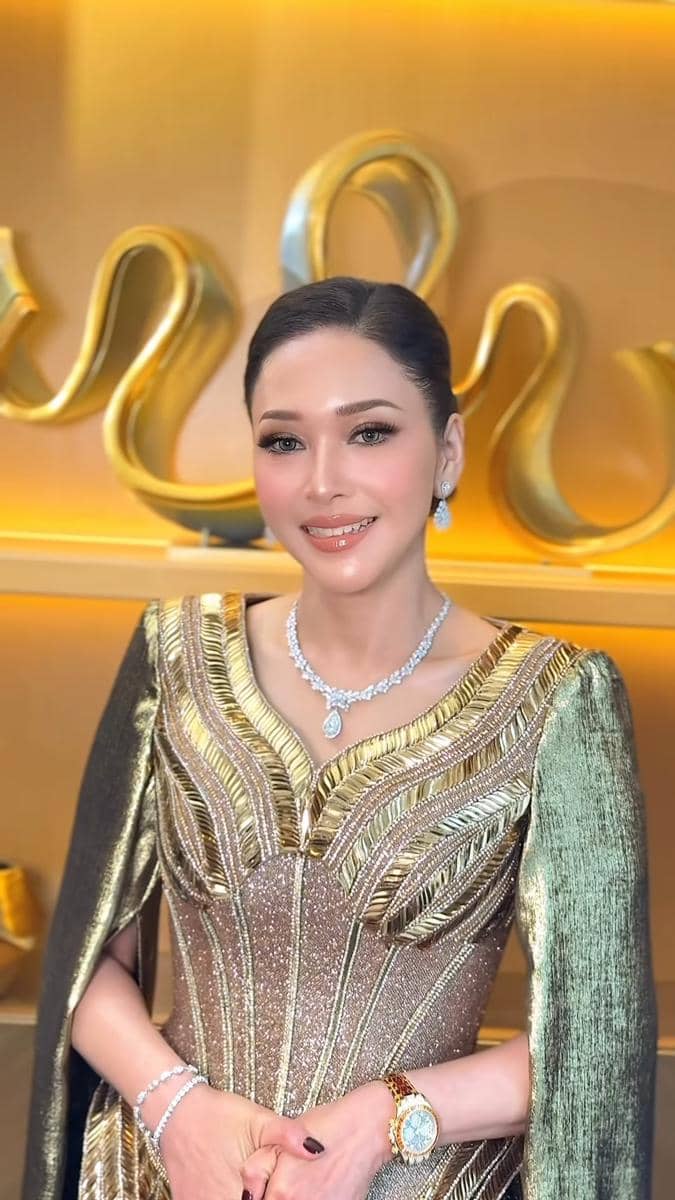 gaya Maia Estianty saat resepsi nikah El Rumi dan Syifa Hadju