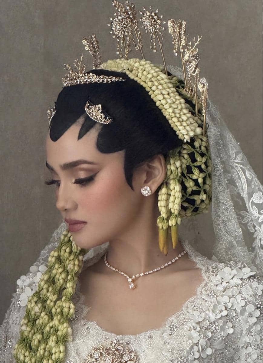 Perhiasan mewah Syifa Hadju (instagram.com/bennusorumba)