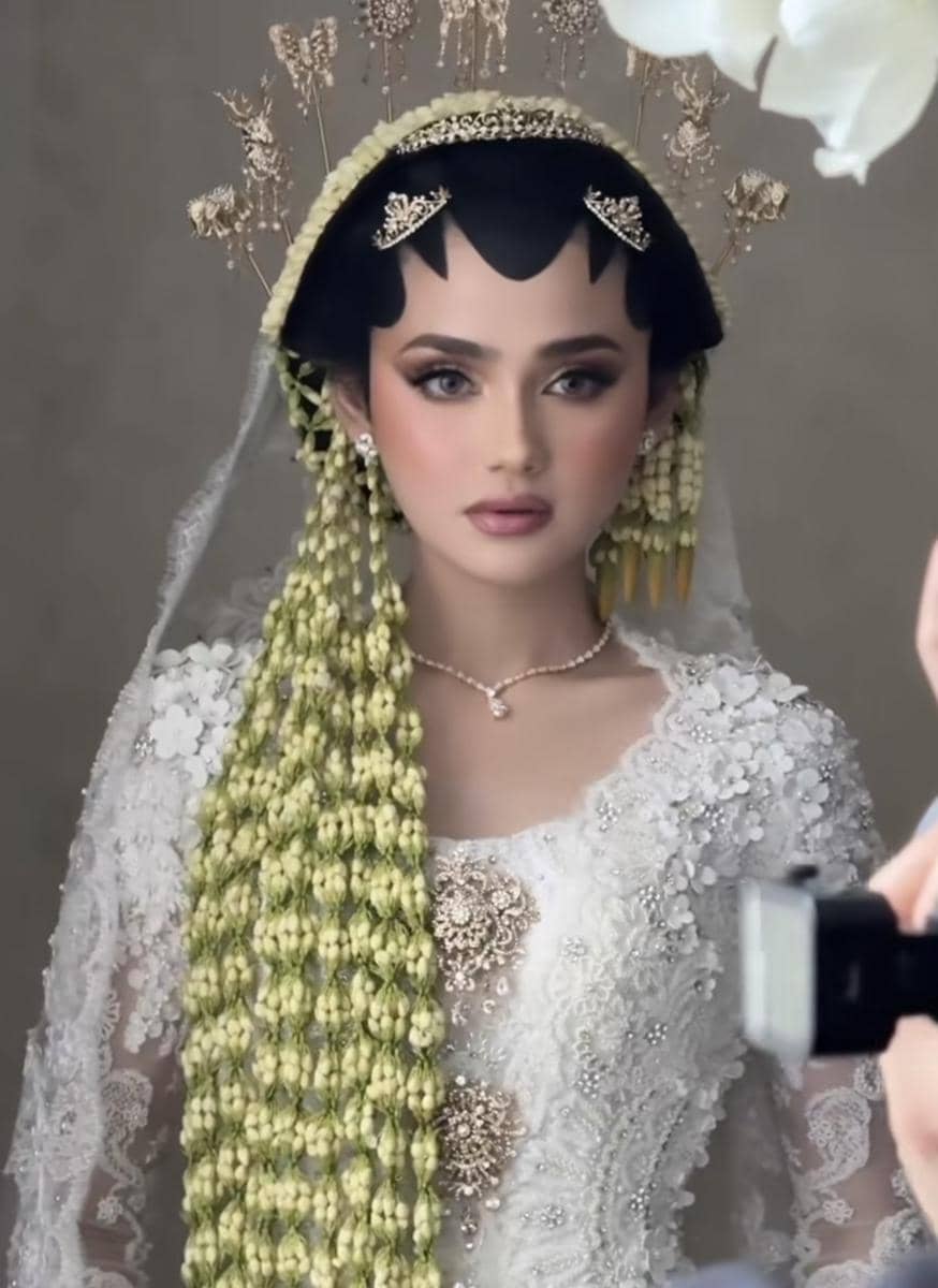 Perhiasan mewah Syifa Hadju (instagram.com/bennusorumba)