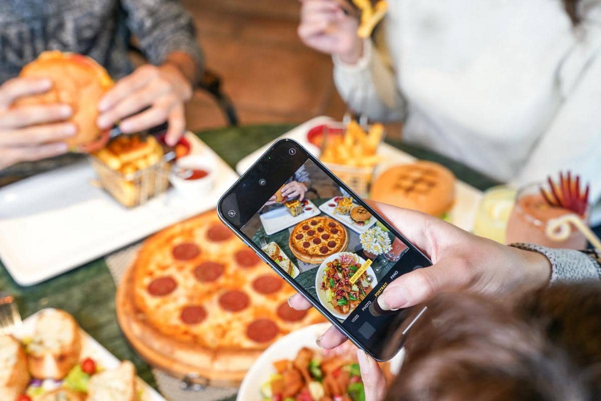 5 Motivasi Orang Mengabadikan Foto Makanannya, Gak Selalu Pamer
