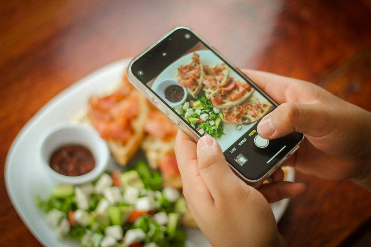 ilustrasi mengambil foto makanan