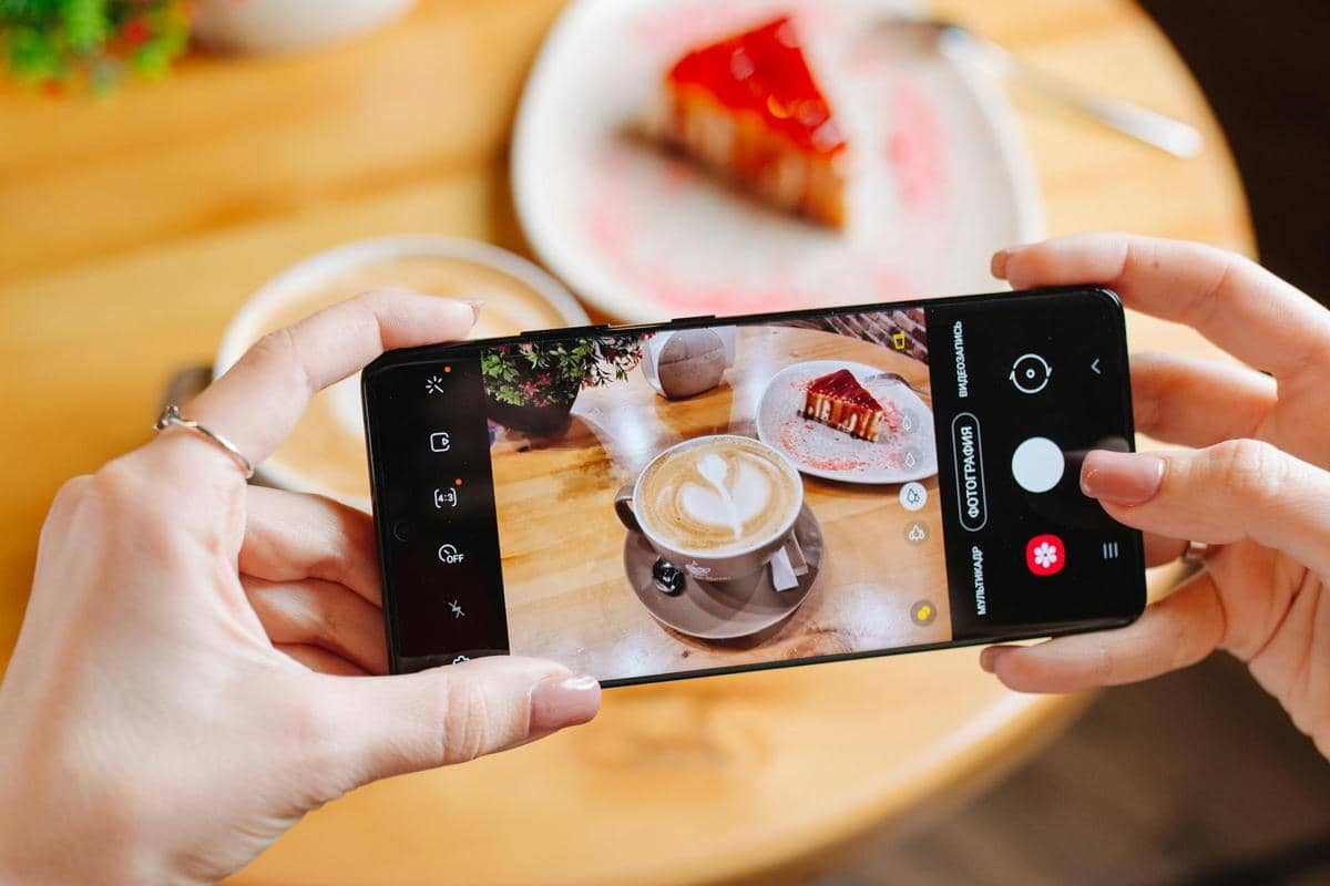 ilustrasi seseorang yang menjadikan foto makanan sebagai reminder untuk terus bekerja keras