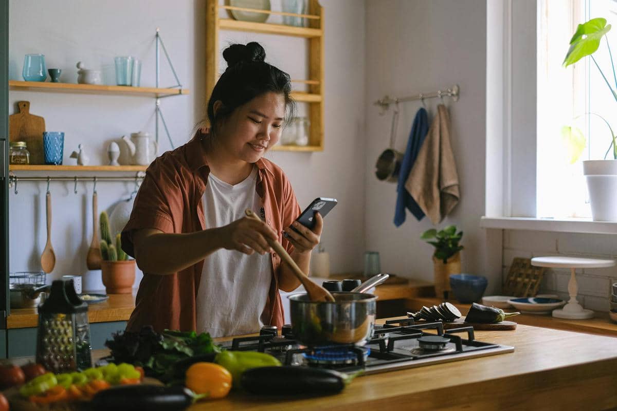 ilustrasi menjadikan foto makanan yang pernah dibeli sebagai inspirasi menu masakan di rumah sekaligus agar bisa improve atau menyesuaikan resepnya sesuai selera pribadi