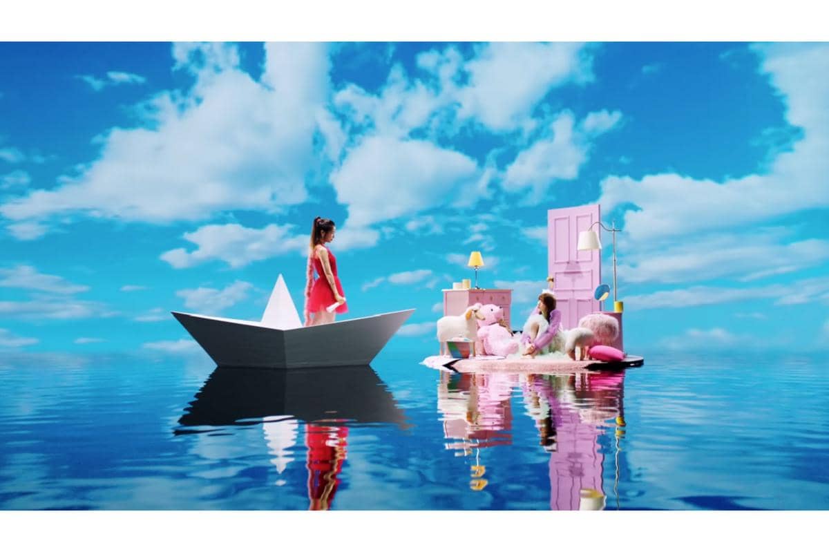 cuplikan MV "Step and a step" milik NiziU