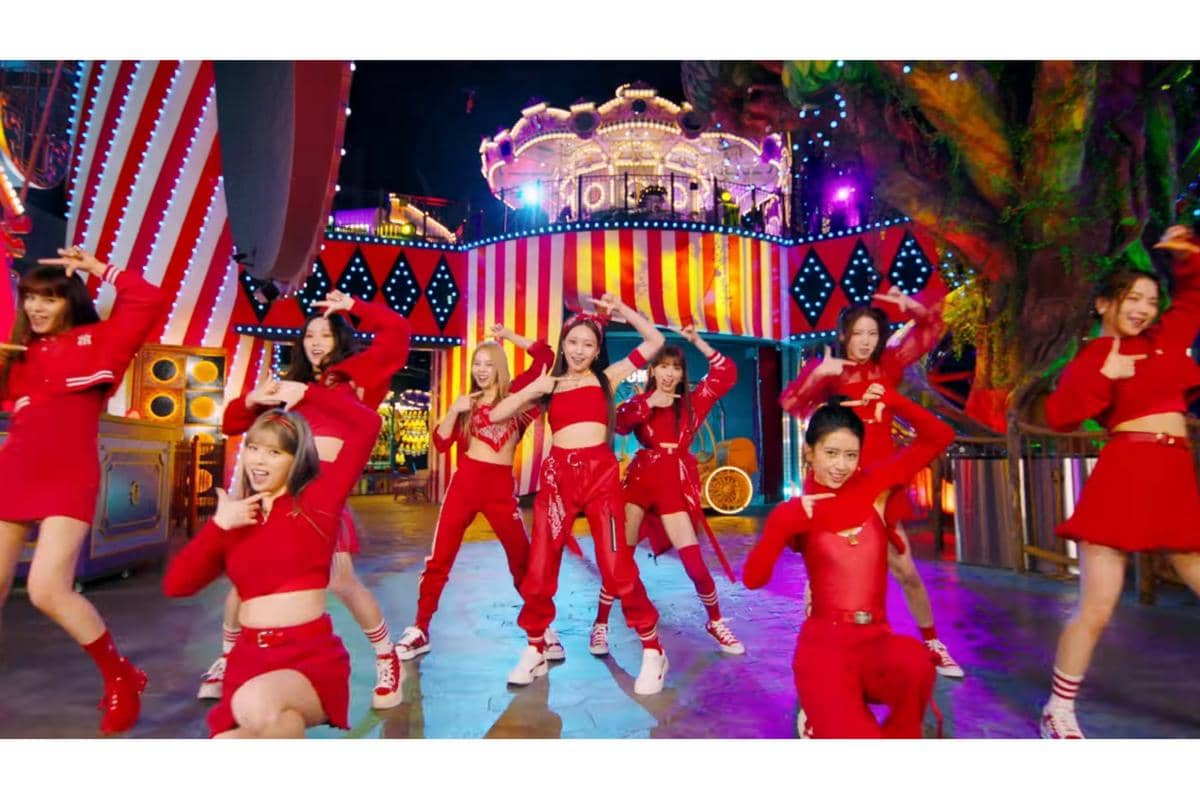 cuplikan MV "Take a picture" milik NiziU