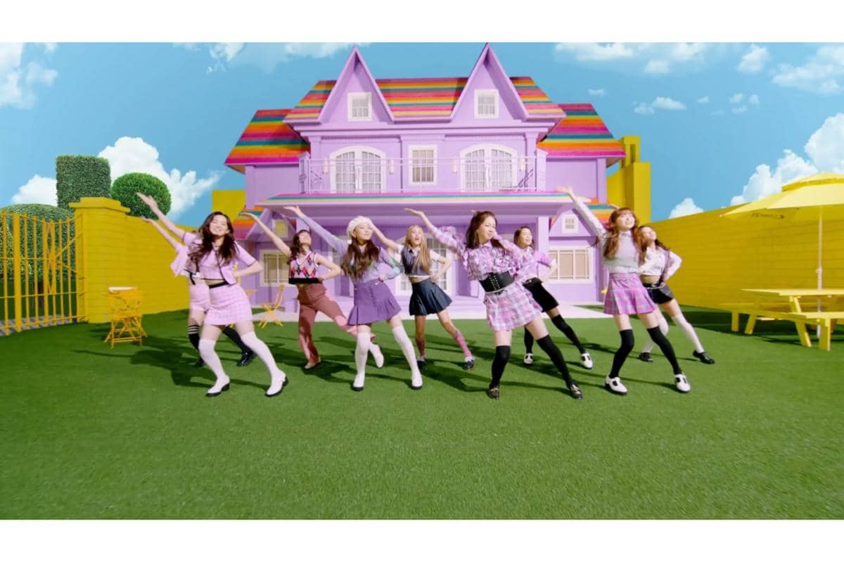 cuplikan MV "Poppin' Shakin'" milik NiziU