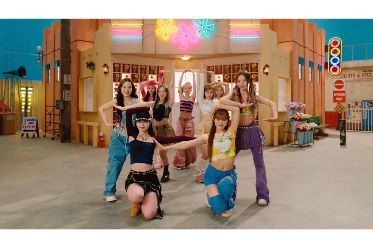 cuplikan MV "HEARTRIS" milik NiziU
