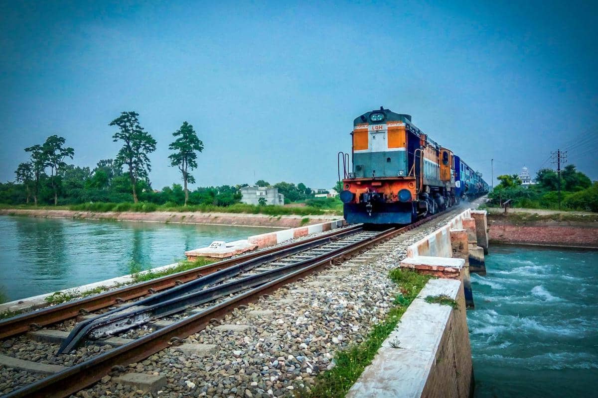 ilustrasi kereta api melewati sungai