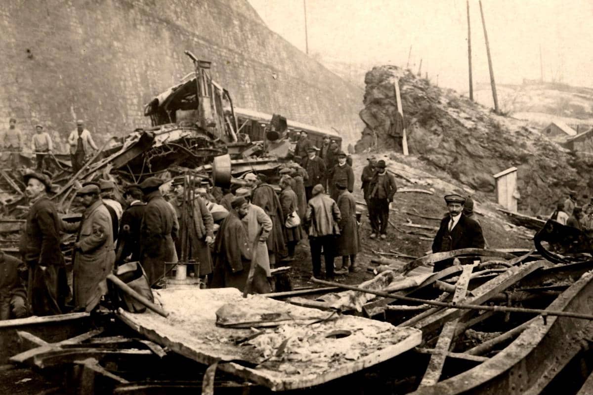 pembersihan setelah kecelakaan kereta api Saint-Michel-de-Maurienne pada 12 Desember 1917 di Prancis 