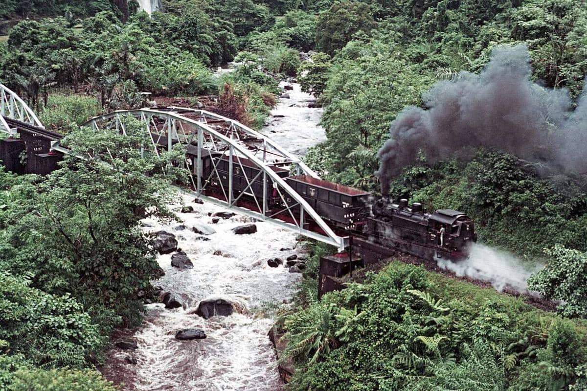 kereta api berjalan di rel dekat Padangpandjang, Sumatera Barat, Indonesia, pada 1972