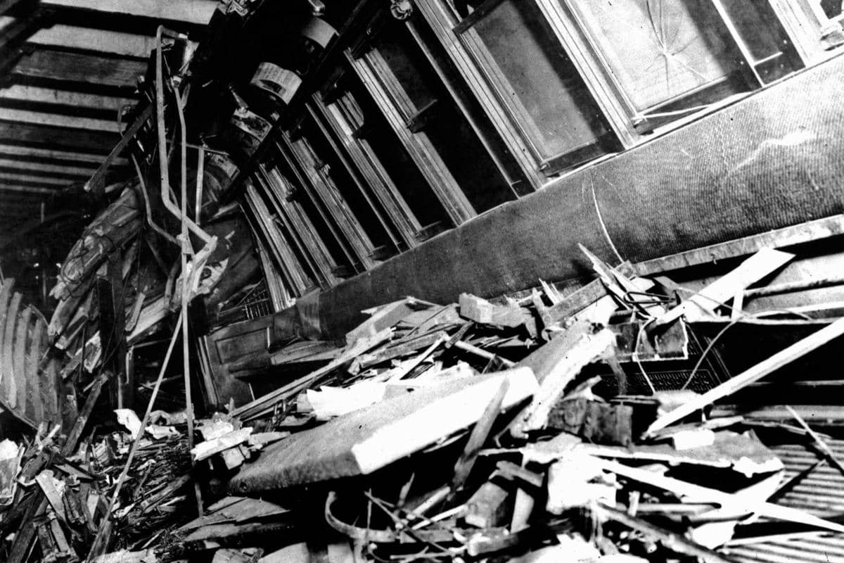 Kereta api yang mengalami kecelakaan di Malbone Street pada 1 November 1918 di Flatbush, Brooklyn.