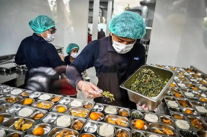 Kegiatan pembagian makanan bergizi kepada siswa sebagai bagian dari program MBG pemerintah.