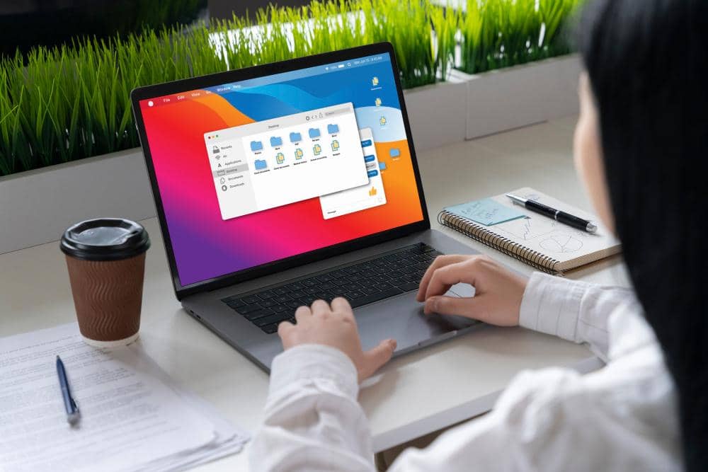 ilustrasi perempuan menggunakan laptop