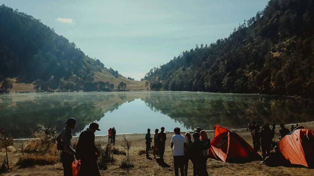 ilustrasi para pendaki berdiri di tepi Ranu Kumbolo