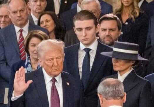Barron Trump sedang menemani Donald Trump. 