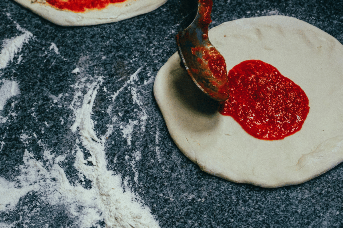 ilustrasi membuat homemade pizza bun