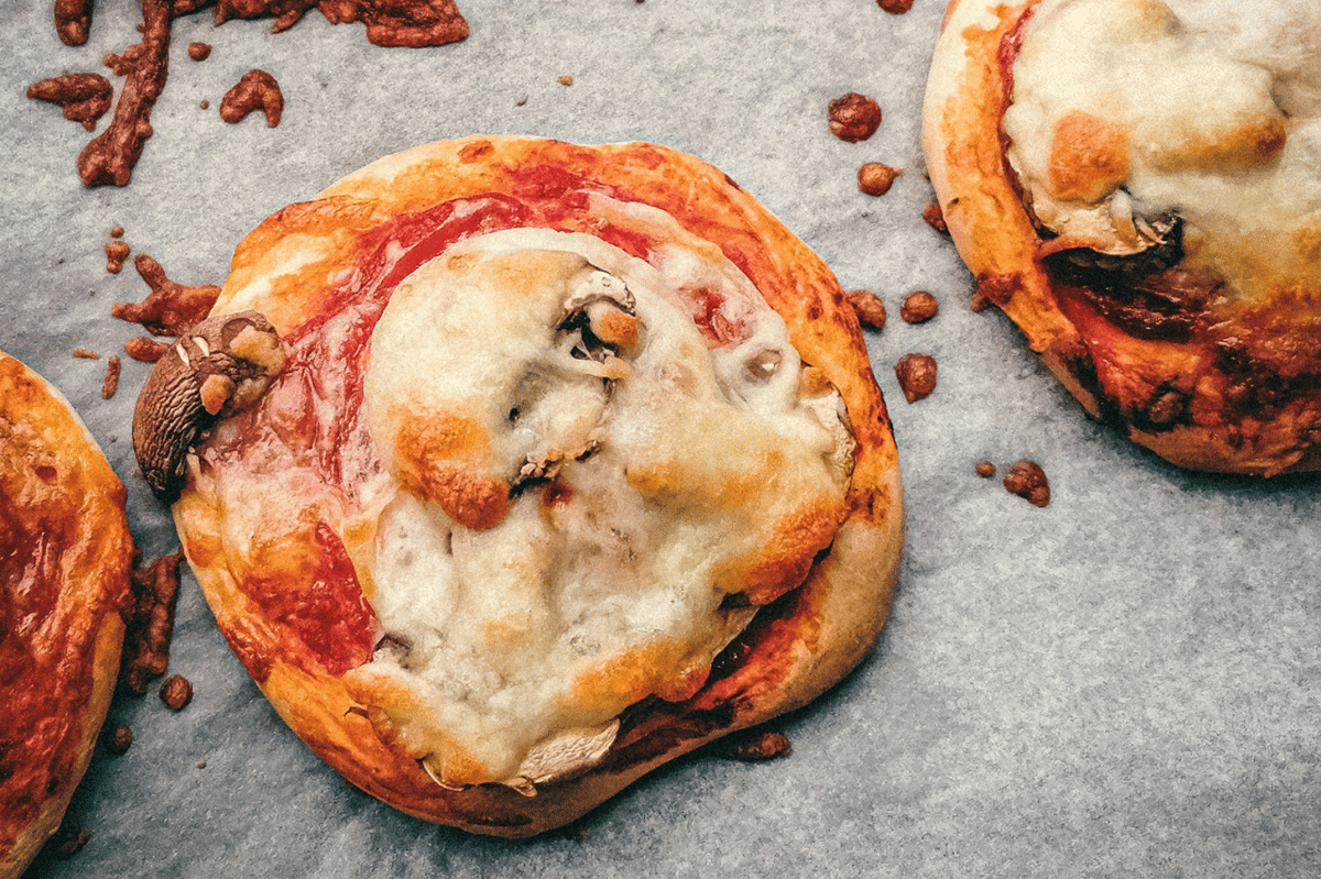 Resep Pizza Bun, Pizza Ukuran Roti yang Bikin Nagih Banget!