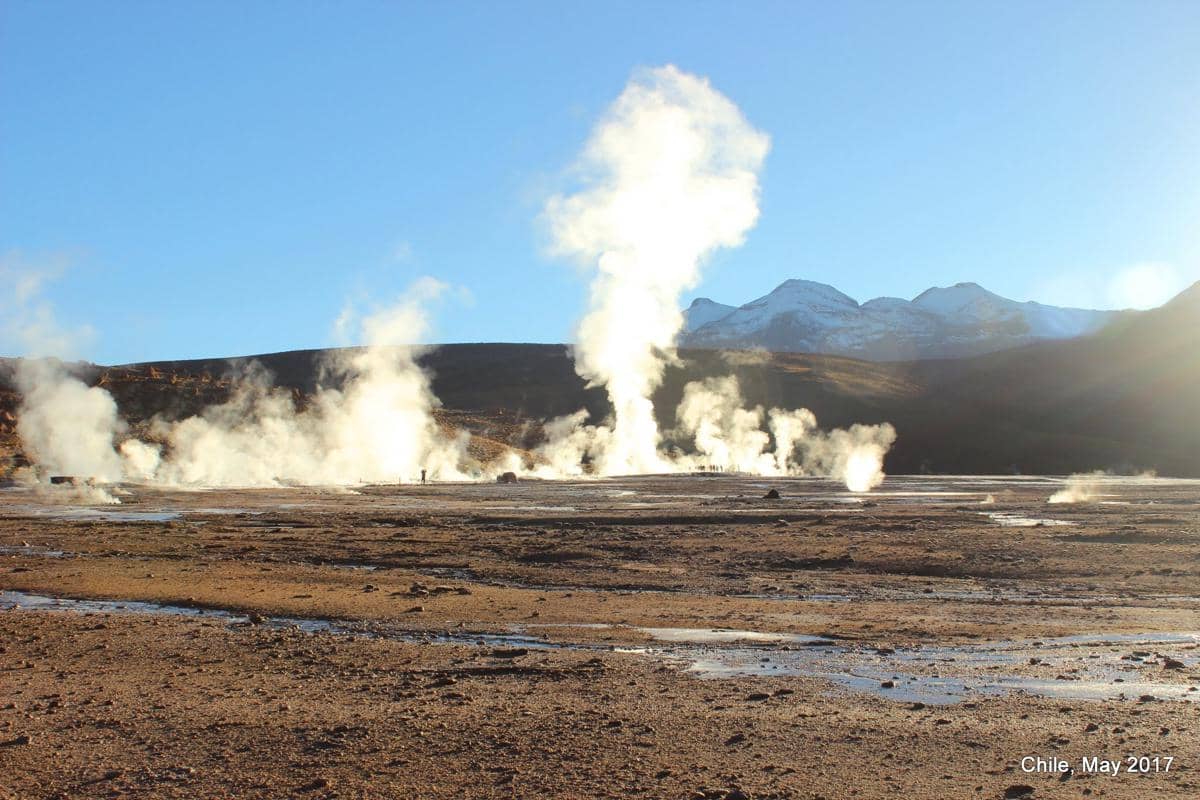 semburan uap panas dari geyser El Tatio di kawasan dataran tinggi.