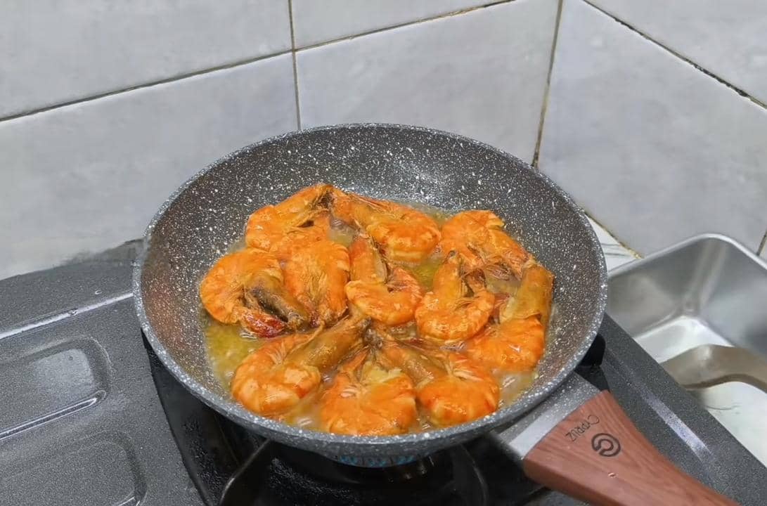 ilustrasi menumis udang