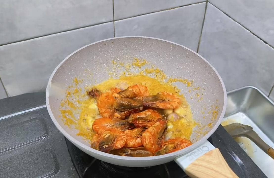ilustrasi memasak udang garlic caramelized