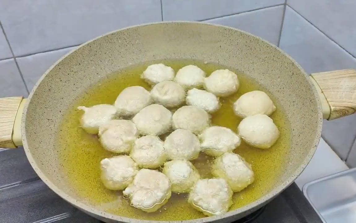 menggoreng bakso